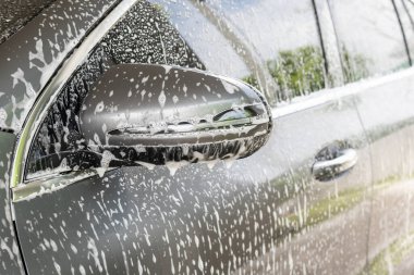 Araba temizleme ve köpük sabunla yıkama