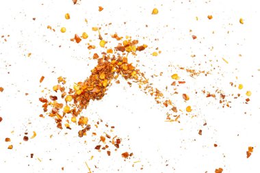 Kurutulmuş kırmızı biber taneleri ve tohumlar beyaz arkaplan görünümünde izole edilmiş.