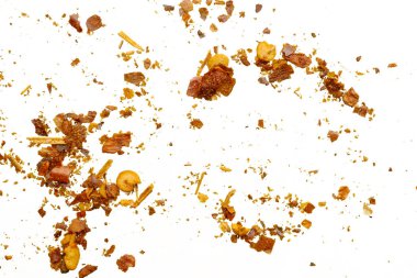 Kurutulmuş kırmızı biber taneleri ve tohumlar beyaz arkaplan görünümünde izole edilmiş.