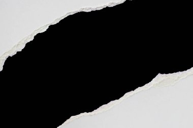 Beyaz yırtılmış kağıt kenarları siyah arkaplanda izole edilmiş.