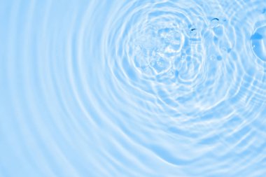 Mavi arkaplanda soyut saydam su gölgesi dokusu doğal dalgalanma