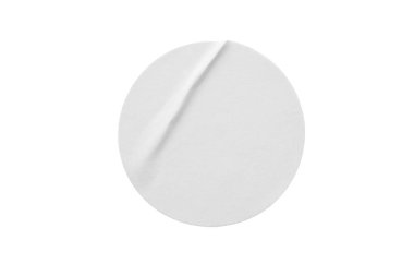 Beyaz arkaplanda izole edilmiş boş beyaz yuvarlak kağıt etiketi