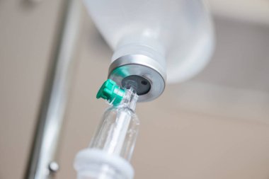 Hastane arkaplanındaki damar içi serumu kapat.