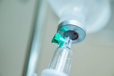 Hastane arkaplanındaki damar içi serumu kapat.