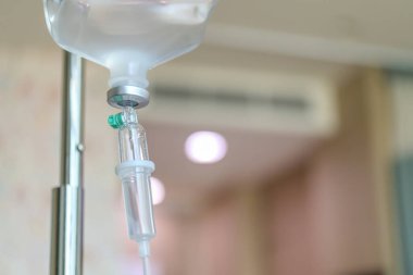 Hastane arkaplanındaki damar içi serumu kapat.