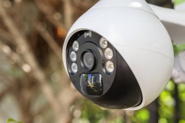 Ev güvenlik sistemi için ağaca güneş enerjisi yükleyen güvenlik IP kamera sistemi.