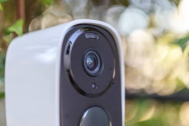 Ev güvenlik sistemi için ağaca güneş enerjisi yükleyen güvenlik IP kamera sistemi.