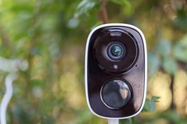 Ev güvenlik sistemi için ağaca güneş enerjisi yükleyen güvenlik IP kamera sistemi.