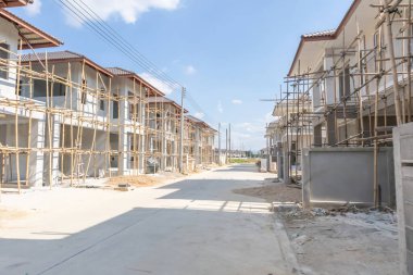 İnşaat alanındaki yeni konut inşaatı devam ediyor.