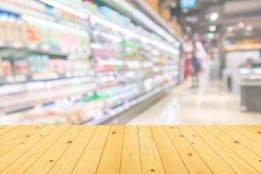 Ürün gösterimi için arkaplanı bulanık olan boş tahta masa üstü