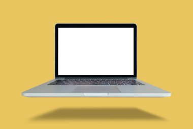 Sarı arkaplanda boş ekran olan dizüstü bilgisayar