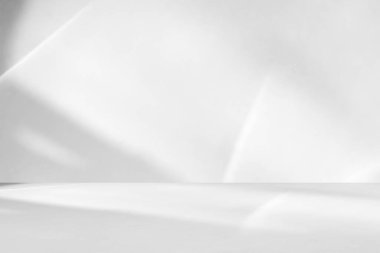 Ürün sunumu için pencere zemininden ışık ve gölge alan soyut beyaz stüdyo odası