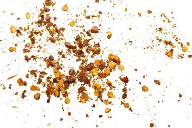 Kurutulmuş kırmızı biber taneleri ve tohumlar beyaz arkaplan görünümünde izole edilmiş.