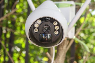 Ev güvenlik sistemi için ağaca güneş enerjisi yükleyen güvenlik IP kamera sistemi.