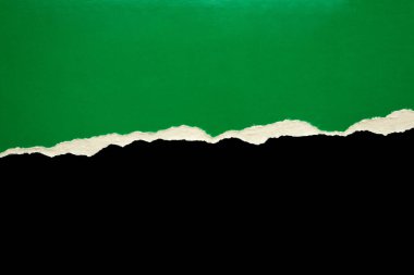Yırtık yeşil kağıt kenarları siyah arkaplanda izole edilmiş.