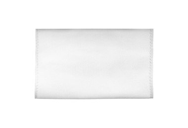 Beyaz arkaplanda izole edilmiş beyaz boş kıyafet etiketi