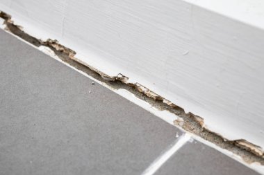 Evin beton zemini çatlamış.