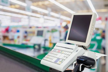 Terminali süpermarkette olan boş kasiyer kasası