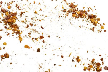 Kurutulmuş kırmızı biber taneleri ve tohumlar beyaz arkaplan görünümünde izole edilmiş.