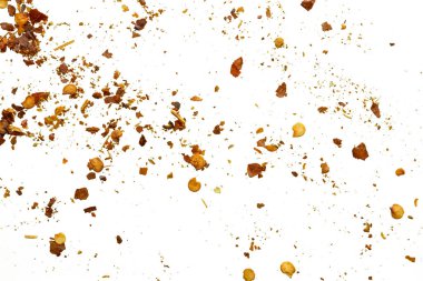 Kurutulmuş kırmızı biber taneleri ve tohumlar beyaz arkaplan görünümünde izole edilmiş.