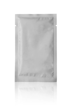 Beyaz arkaplanda boş alüminyum folyo plastik torba kesesi paketleme modeli izole edildi