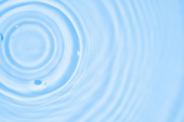 Mavi arkaplanda soyut saydam su gölgesi dokusu doğal dalgalanma