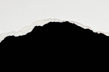 Beyaz yırtılmış kağıt kenarları siyah arkaplanda izole edilmiş.