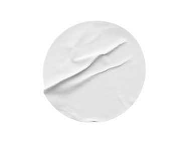 Beyaz arkaplanda izole edilmiş boş beyaz yuvarlak kağıt etiketi