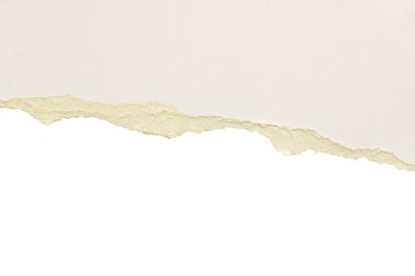 Gri yırtılmış kağıt kenarları beyaz arkaplanda izole edilmiş.