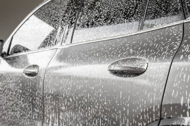 Araba temizleme ve köpük sabunla yıkama