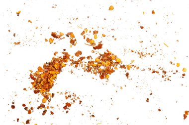 Kurutulmuş kırmızı biber taneleri ve tohumlar beyaz arkaplan görünümünde izole edilmiş.