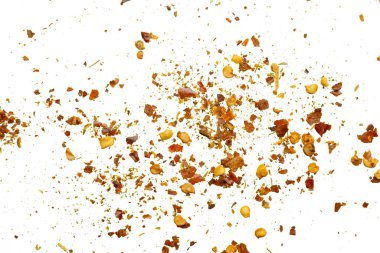 Kurutulmuş kırmızı biber taneleri ve tohumlar beyaz arkaplan görünümünde izole edilmiş.