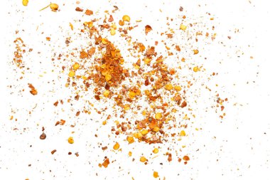 Kurutulmuş kırmızı biber taneleri ve tohumlar beyaz arkaplan görünümünde izole edilmiş.