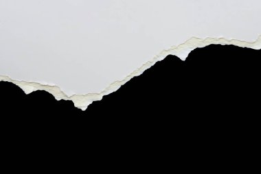 Beyaz yırtılmış kağıt kenarları siyah arkaplanda izole edilmiş.