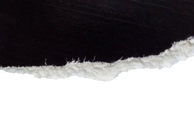 Siyah yırtılmış kağıt kenarları beyaz arkaplanda izole edilmiş.