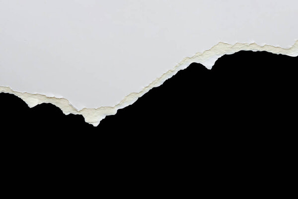 Белые разорванные бумага края полосы, изолированные на черном фоне