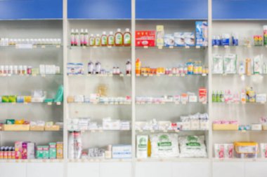 Eczane rafları. İç mekan bulanık tıbbi geçmiş.