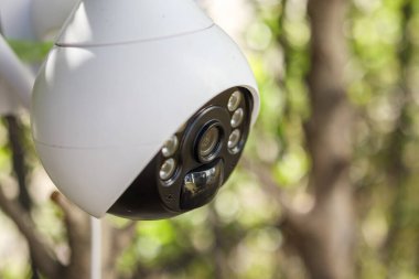 Ev güvenlik sistemi için ağaca güneş enerjisi yükleyen güvenlik IP kamera sistemi.