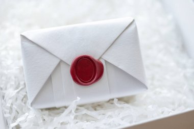 Beyaz kağıt ambalaj paketleme kutusuna balmumu mühürü