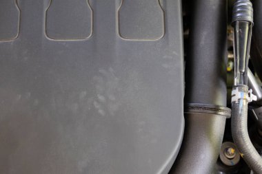 Arabanın motorunda fare ayak izi var.