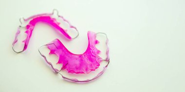 Beyaz arkaplanda pembe akrilik diş koruyucusu