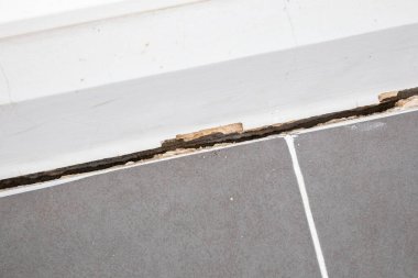 Evin beton zemini çatlamış.