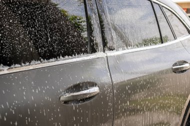 Araba temizleme ve köpük sabunla yıkama