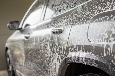 Araba temizleme ve köpük sabunla yıkama