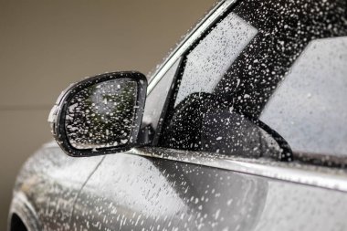 Araba temizleme ve köpük sabunla yıkama