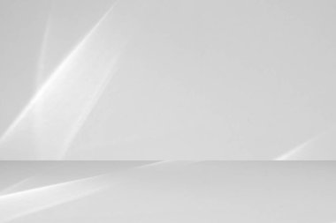 Ürün sunumu için pencere zemininden ışık ve gölge alan soyut beyaz stüdyo odası