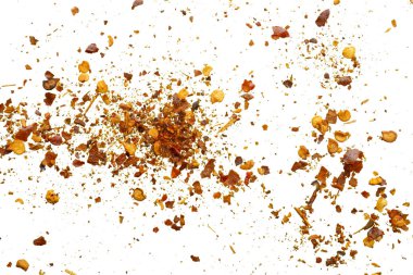 Kurutulmuş kırmızı biber taneleri ve tohumlar beyaz arkaplan görünümünde izole edilmiş.