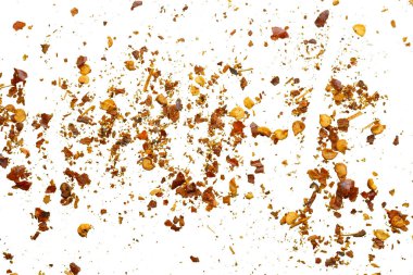 Kurutulmuş kırmızı biber taneleri ve tohumlar beyaz arkaplan görünümünde izole edilmiş.