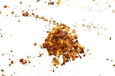 Kurutulmuş kırmızı biber taneleri ve tohumlar beyaz arkaplan görünümünde izole edilmiş.