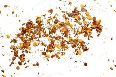 Kurutulmuş kırmızı biber taneleri ve tohumlar beyaz arkaplan görünümünde izole edilmiş.